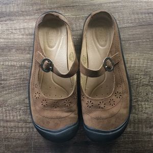 Keen shoes,brown with flower detail